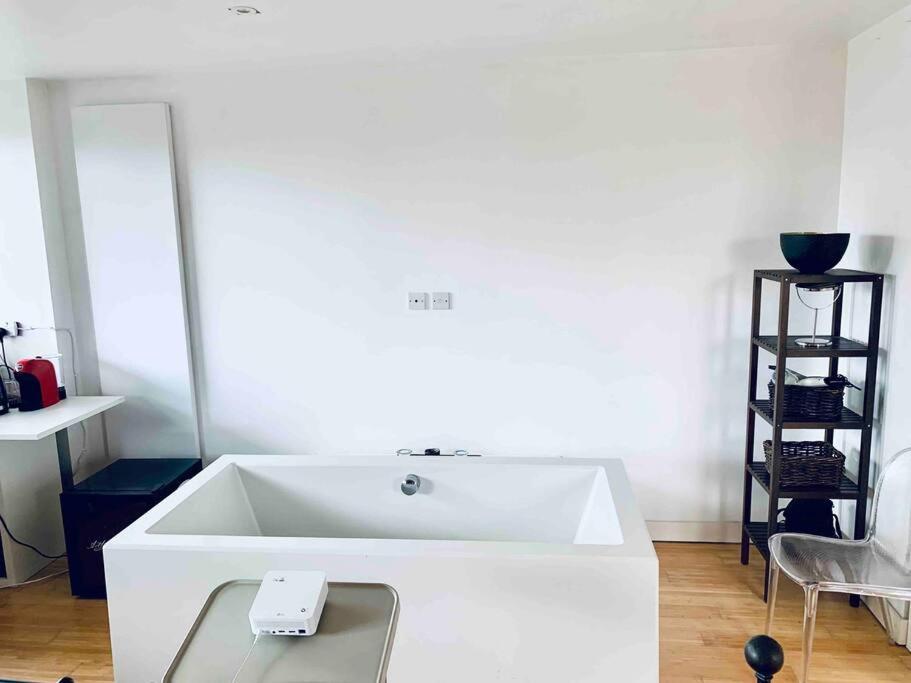 Designer Room With Private Bathroom London Exterior photo